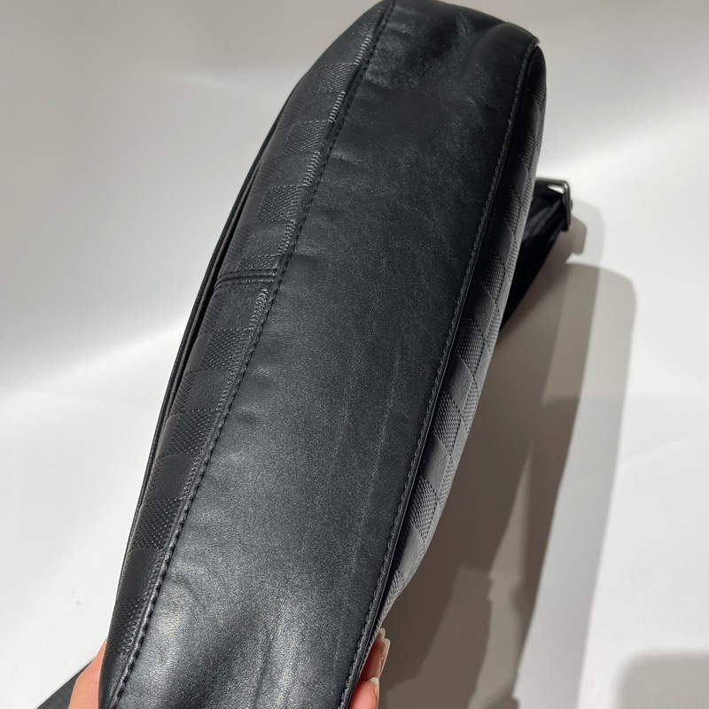 LV District黑色壓紋棋盤格斜挎包,15年編碼 尺寸約33*26-13