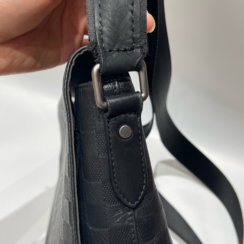 LV District黑色壓紋棋盤格斜挎包,15年編碼 尺寸約33*26-15