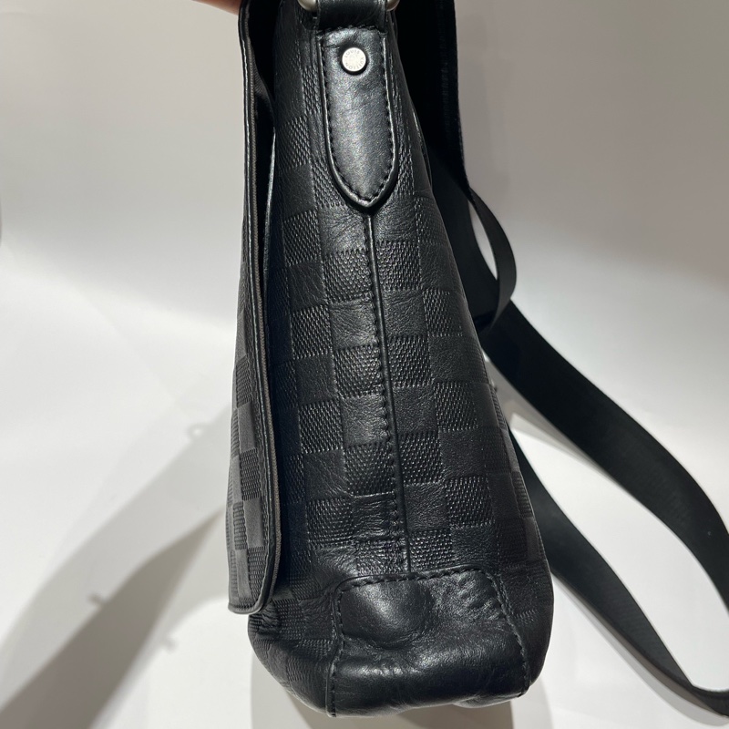 LV District黑色壓紋棋盤格斜挎包,15年編碼 尺寸約33*26-16