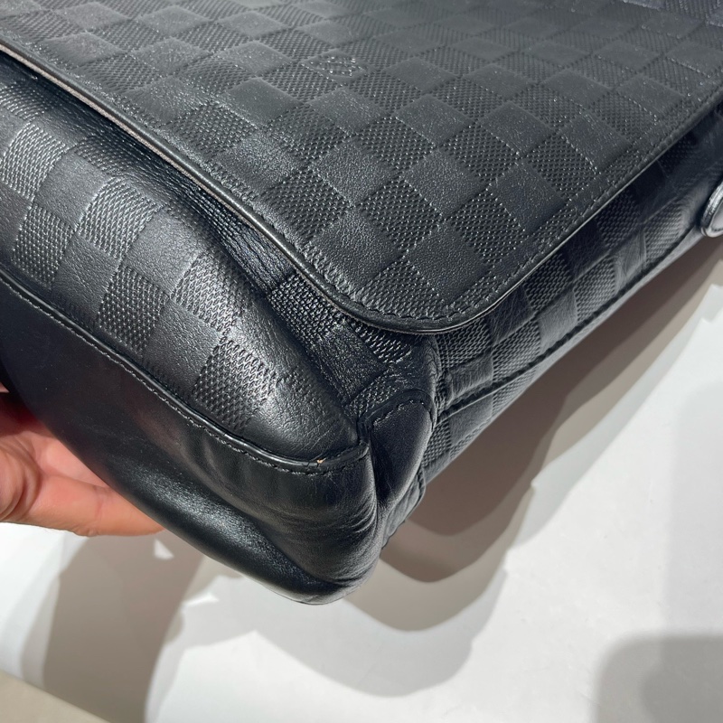 LV District黑色壓紋棋盤格斜挎包,15年編碼 尺寸約33*26-17