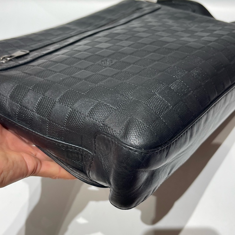 LV District黑色壓紋棋盤格斜挎包,15年編碼 尺寸約33*26-19