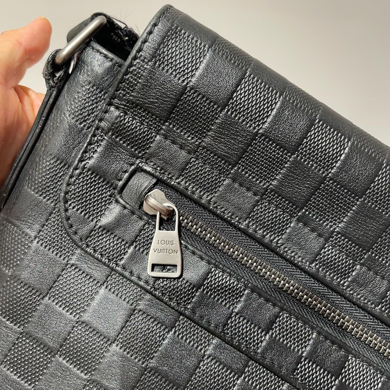 LV District黑色壓紋棋盤格斜挎包,15年編碼 尺寸約33*26-21