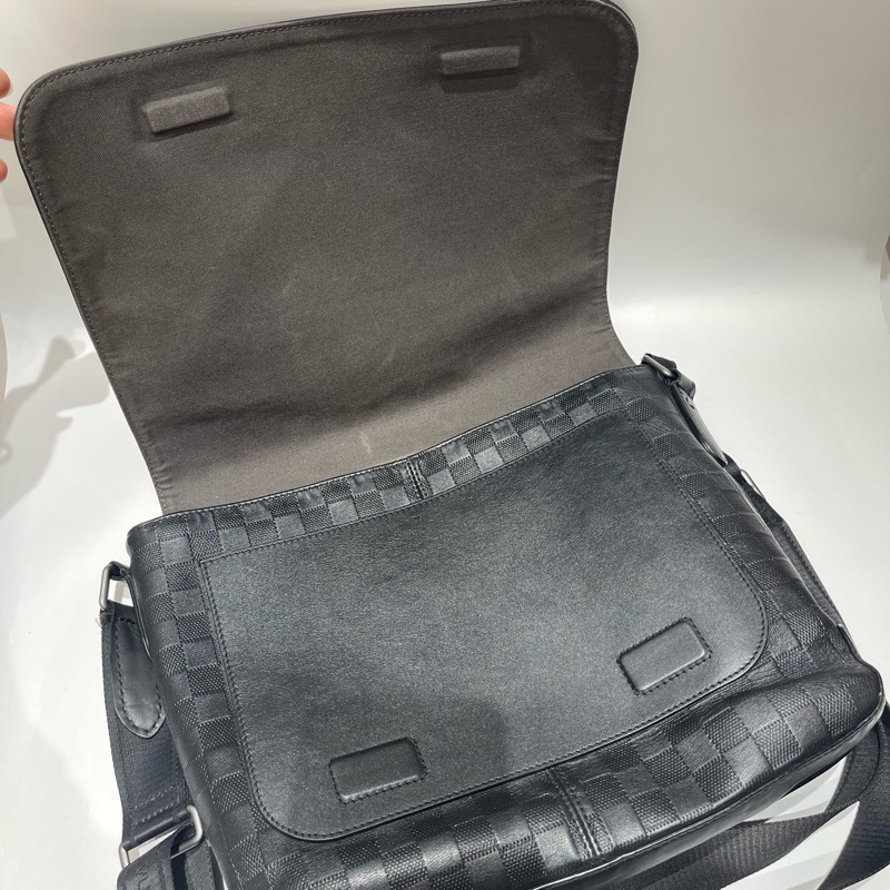 LV District黑色壓紋棋盤格斜挎包,15年編碼 尺寸約33*26-25