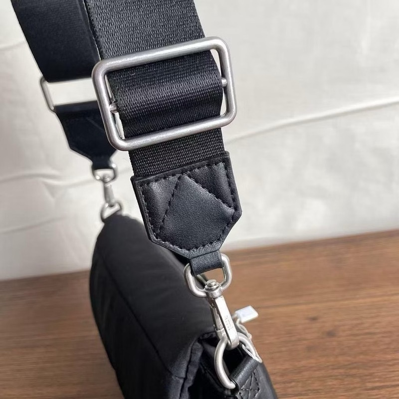 Ami Paris 黑色尼龍機能肩背小包 （大全新）-4