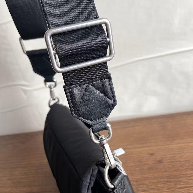 Ami Paris 黑色尼龍機能肩背小包 （大全新）-10