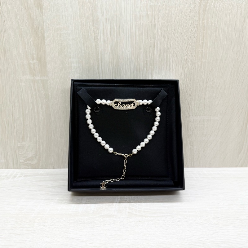 CHANEL金色珍珠拚水鑽簍空字母珍珠項鍊-0