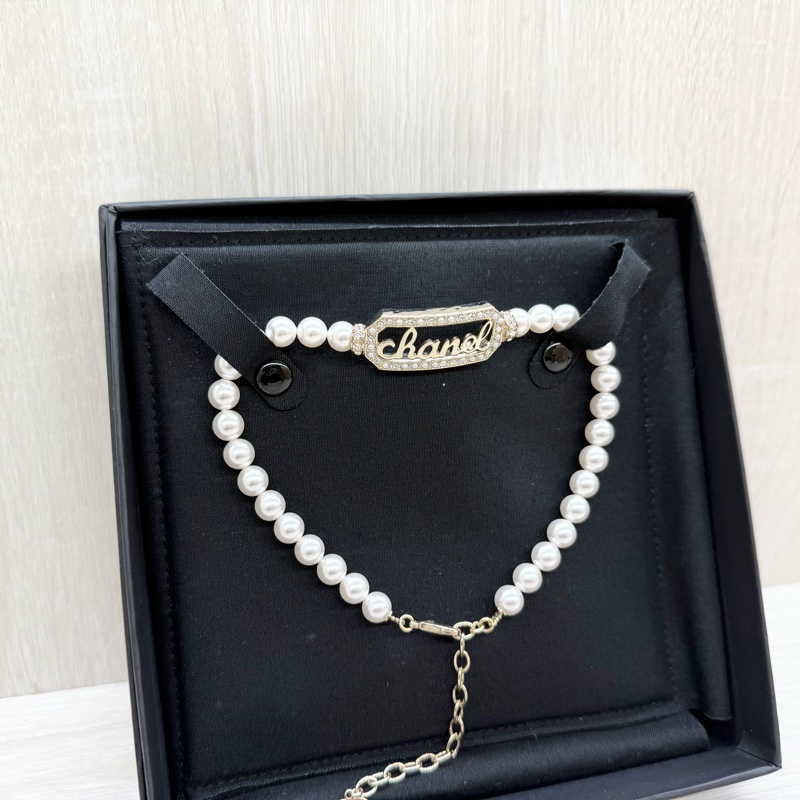 CHANEL金色珍珠拚水鑽簍空字母珍珠項鍊-1