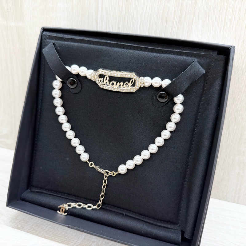 CHANEL金色珍珠拚水鑽簍空字母珍珠項鍊-2