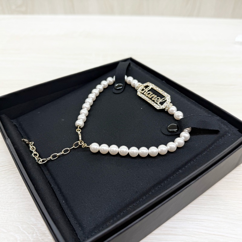 CHANEL金色珍珠拚水鑽簍空字母珍珠項鍊-3