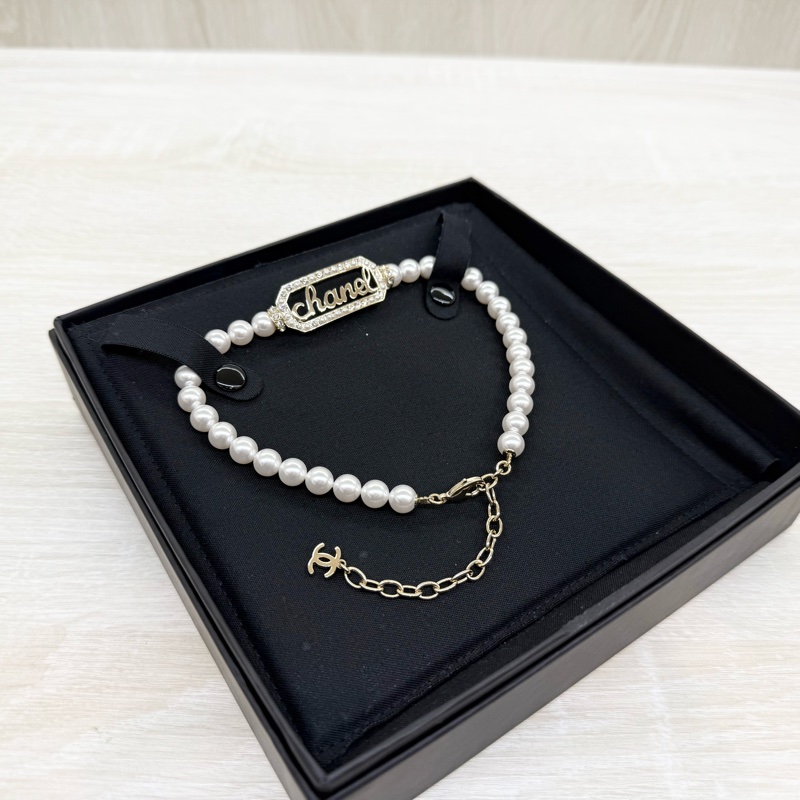 CHANEL金色珍珠拚水鑽簍空字母珍珠項鍊-4