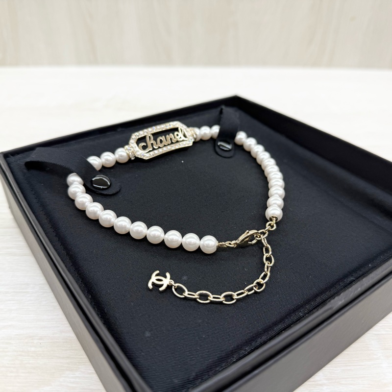 CHANEL金色珍珠拚水鑽簍空字母珍珠項鍊-5