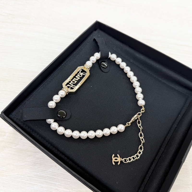 CHANEL金色珍珠拚水鑽簍空字母珍珠項鍊-6