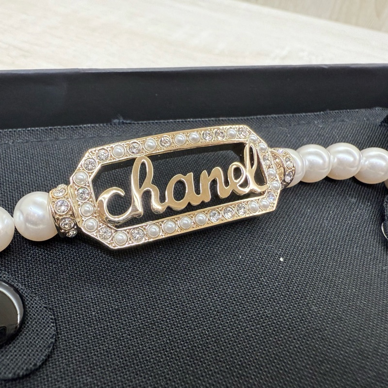 CHANEL金色珍珠拚水鑽簍空字母珍珠項鍊-7