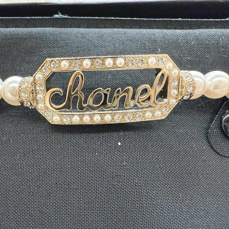 CHANEL金色珍珠拚水鑽簍空字母珍珠項鍊-8