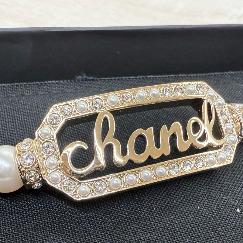 CHANEL金色珍珠拚水鑽簍空字母珍珠項鍊-10