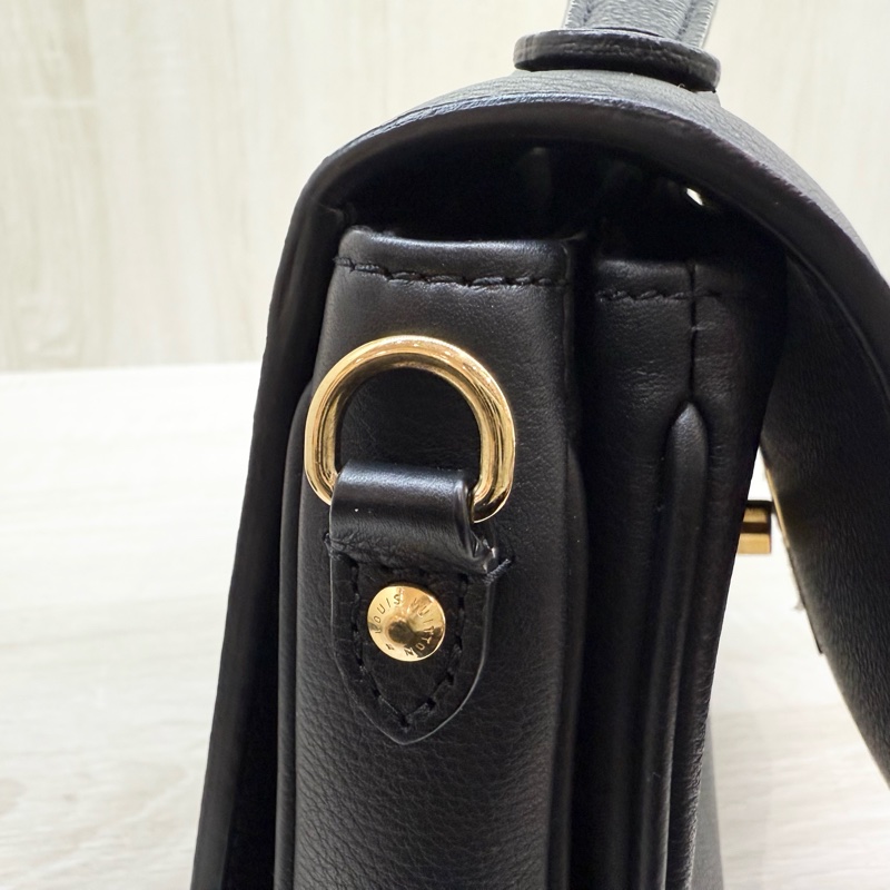 LV黑色牛皮Oxford金Logo轉釦下蓋雙層手提肩斜背包 M22735-21