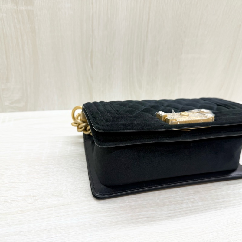 CHANEL包包黑色天鵝絨滿鑽金釦BOY20/A67085-6