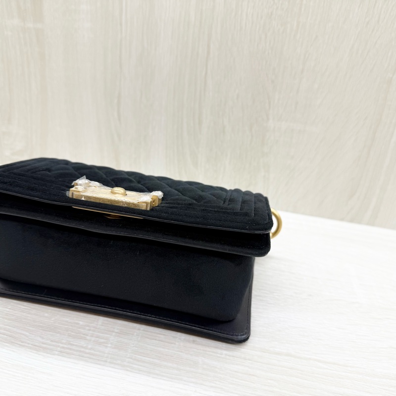 CHANEL包包黑色天鵝絨滿鑽金釦BOY20/A67085-7