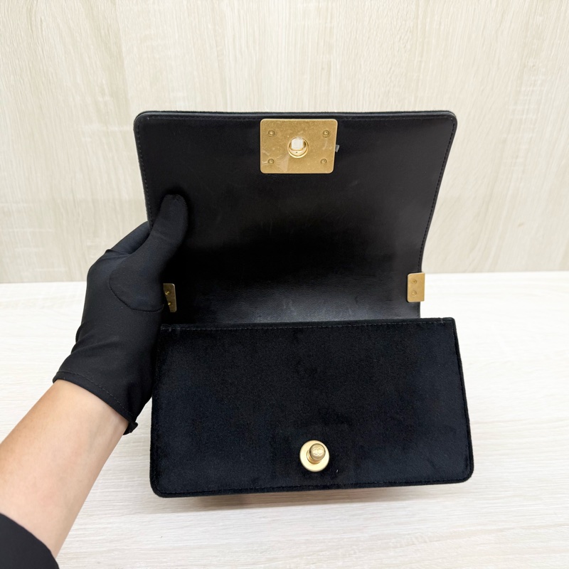 CHANEL包包黑色天鵝絨滿鑽金釦BOY20/A67085-13