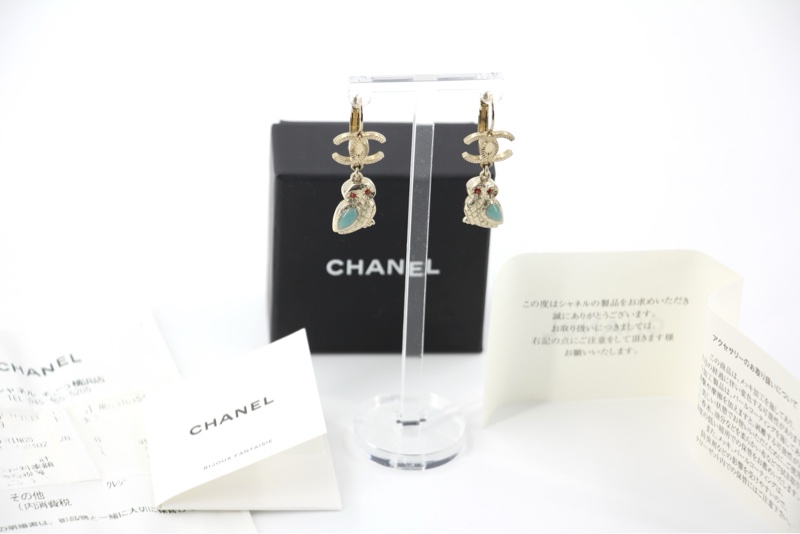 Chanel 18C 金屬貓頭鷹CC Logo吊墜耳環-1