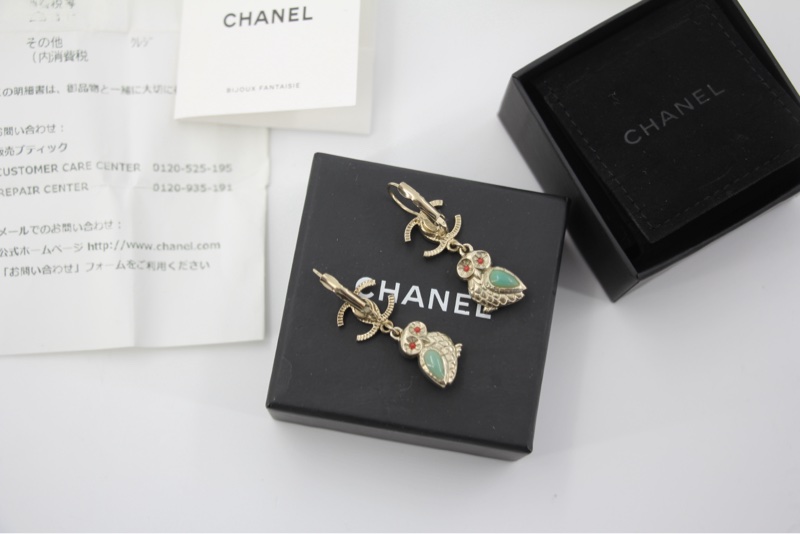 Chanel 18C 金屬貓頭鷹CC Logo吊墜耳環-4