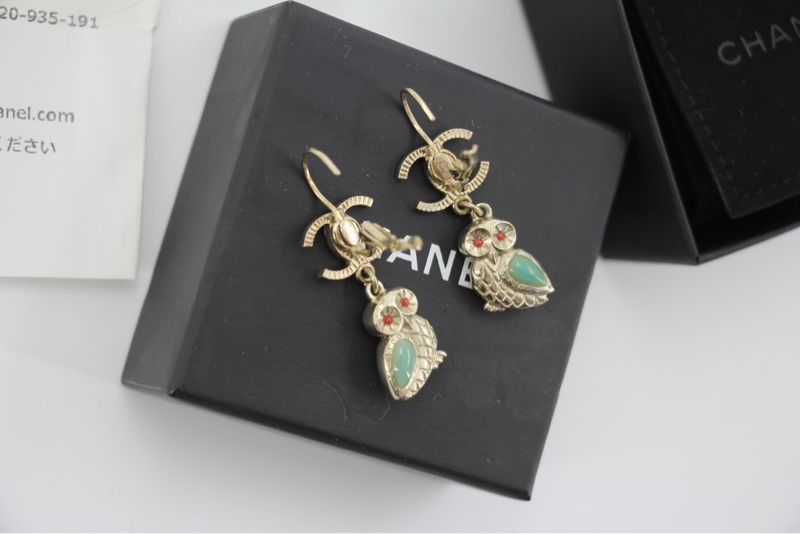 Chanel 18C 金屬貓頭鷹CC Logo吊墜耳環-6