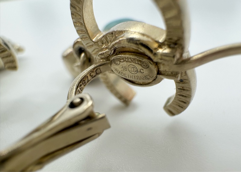 Chanel 18C 金屬貓頭鷹CC Logo吊墜耳環-11