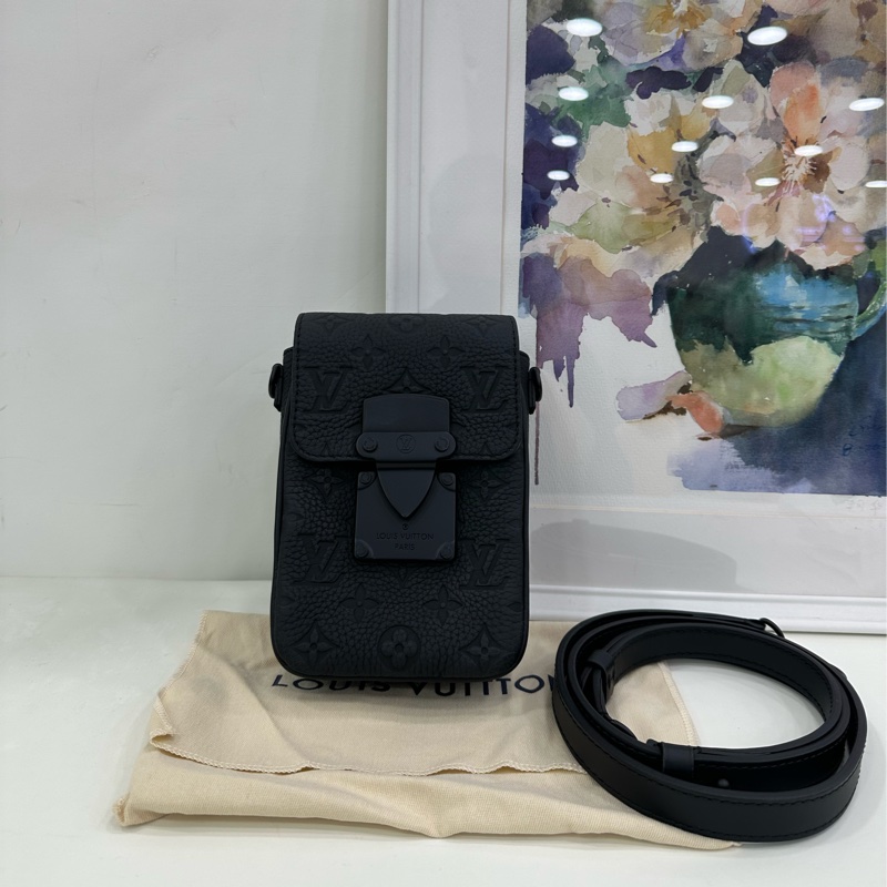 LV路易威登 S-Lock全皮壓花手機包 黑色 晶片款 尺寸：12*19cm-0