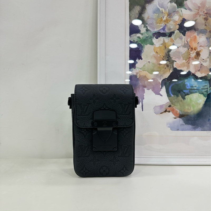 LV路易威登 S-Lock全皮壓花手機包 黑色 晶片款 尺寸：12*19cm-1