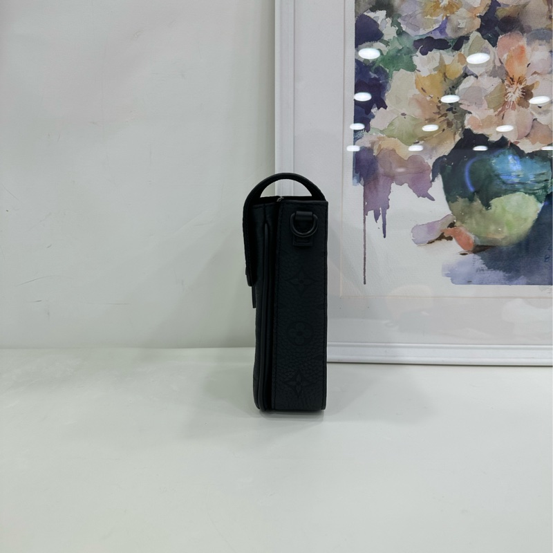 LV路易威登 S-Lock全皮壓花手機包 黑色 晶片款 尺寸：12*19cm-4