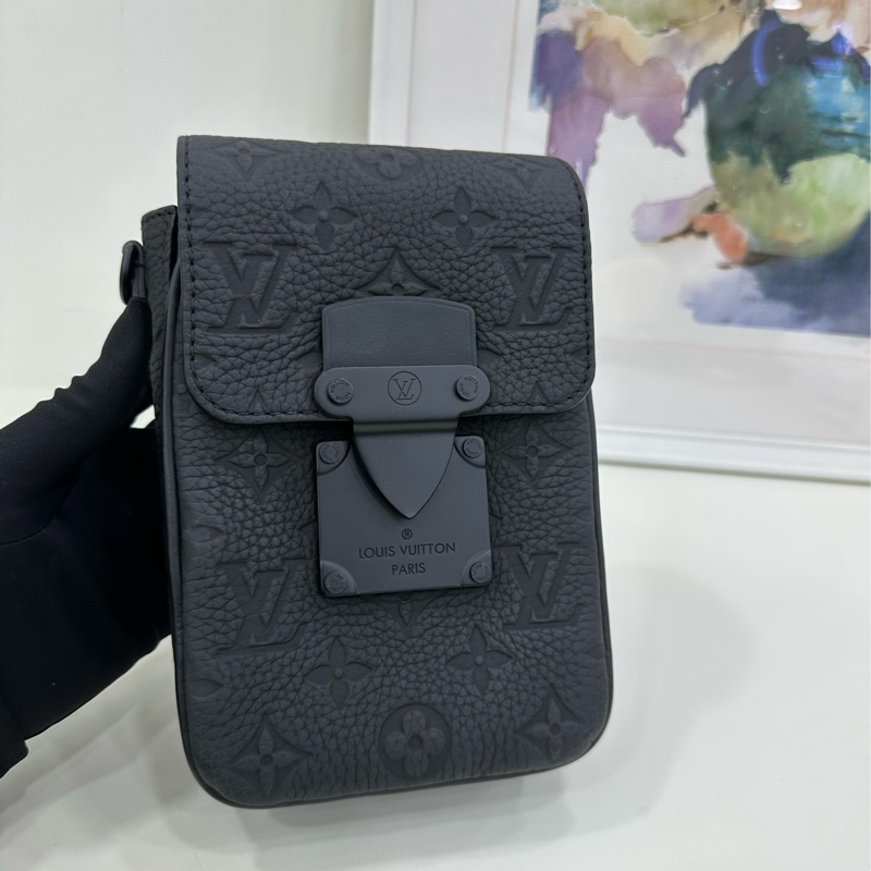 LV路易威登 S-Lock全皮壓花手機包 黑色 晶片款 尺寸：12*19cm-5