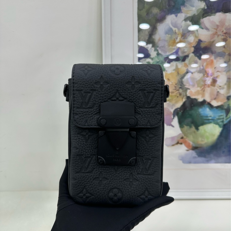 LV路易威登 S-Lock全皮壓花手機包 黑色 晶片款 尺寸：12*19cm-6