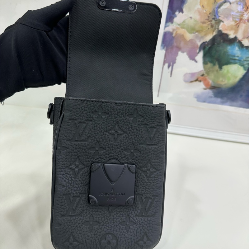 LV路易威登 S-Lock全皮壓花手機包 黑色 晶片款 尺寸：12*19cm-7