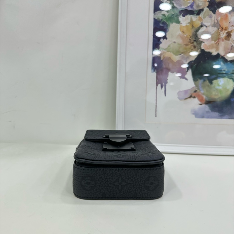 LV路易威登 S-Lock全皮壓花手機包 黑色 晶片款 尺寸：12*19cm-9