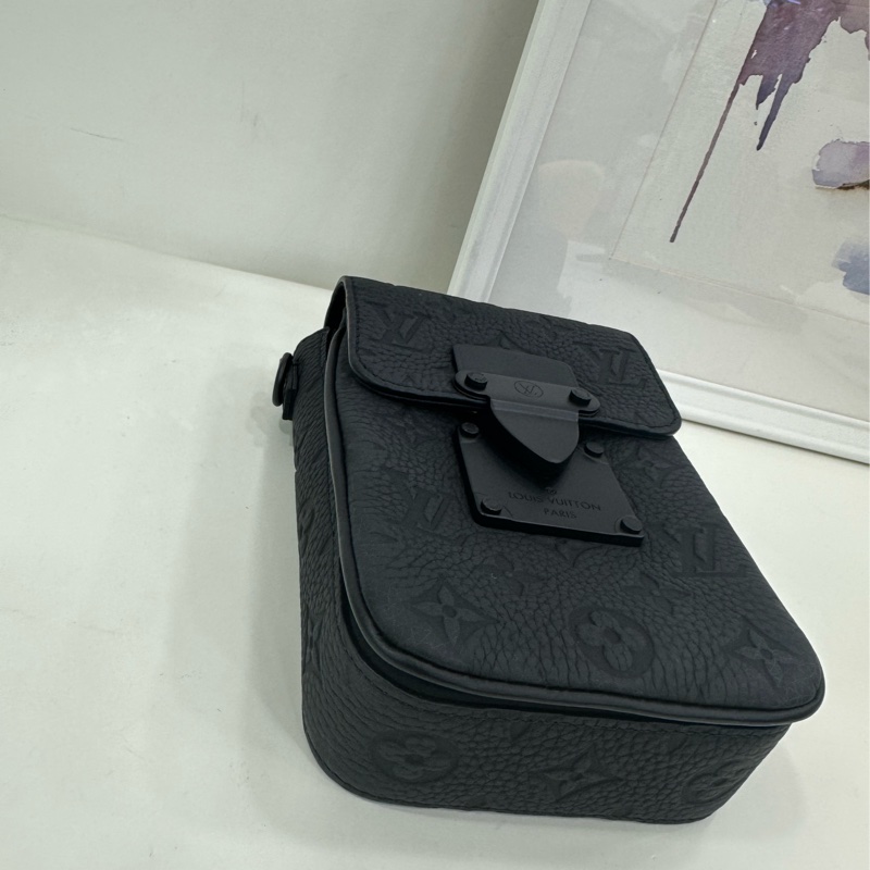 LV路易威登 S-Lock全皮壓花手機包 黑色 晶片款 尺寸：12*19cm-10