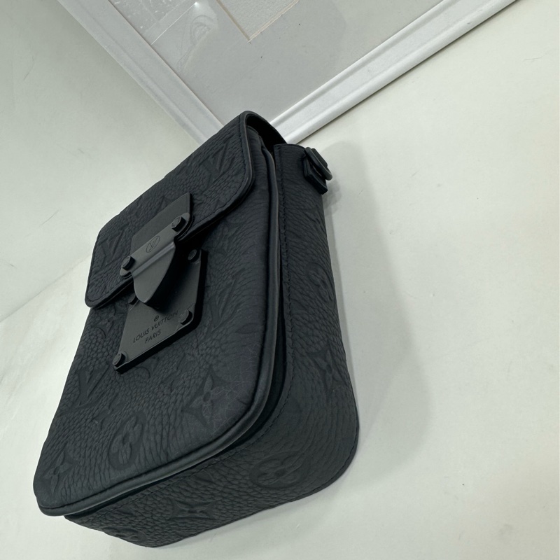 LV路易威登 S-Lock全皮壓花手機包 黑色 晶片款 尺寸：12*19cm-11