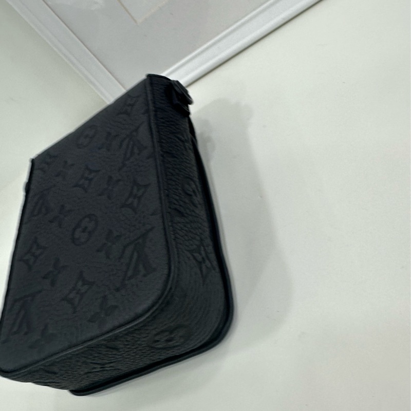 LV路易威登 S-Lock全皮壓花手機包 黑色 晶片款 尺寸：12*19cm-12