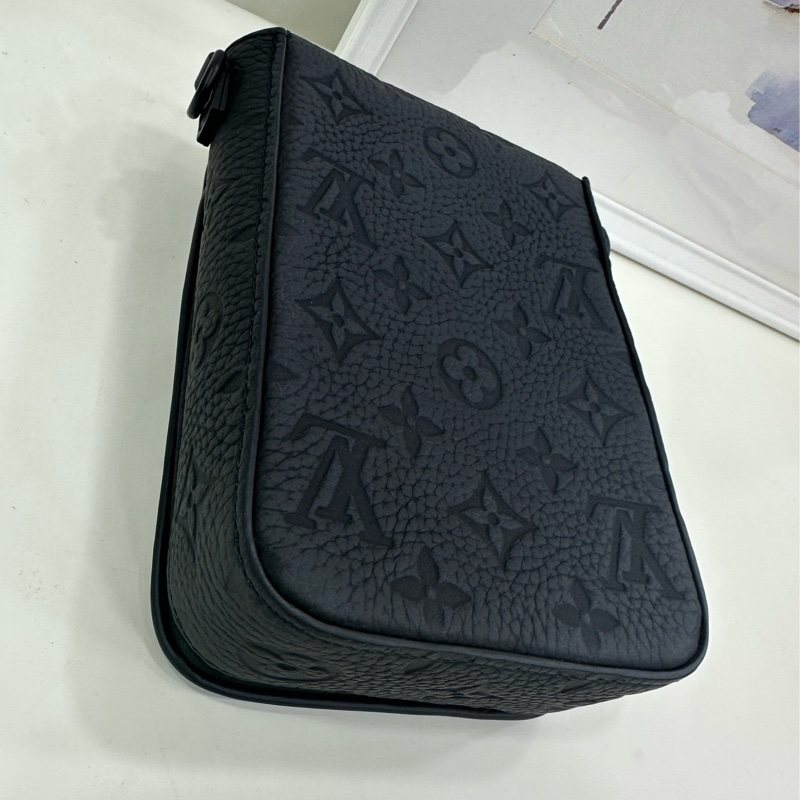 LV路易威登 S-Lock全皮壓花手機包 黑色 晶片款 尺寸：12*19cm-13