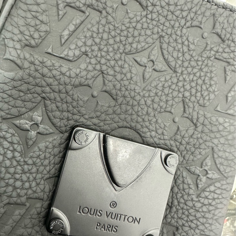 LV路易威登 S-Lock全皮壓花手機包 黑色 晶片款 尺寸：12*19cm-14