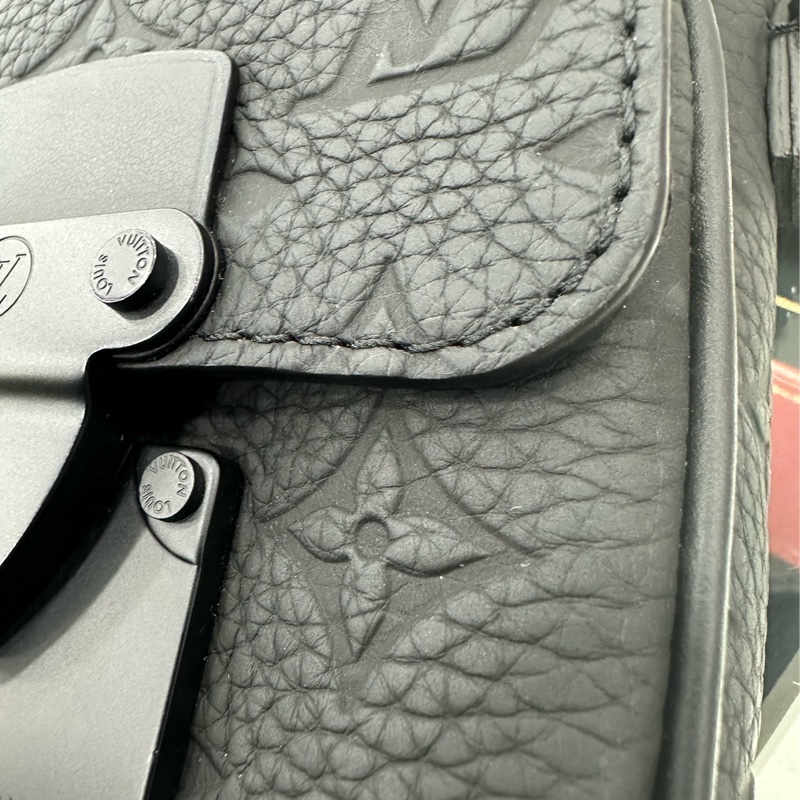 LV路易威登 S-Lock全皮壓花手機包 黑色 晶片款 尺寸：12*19cm-15