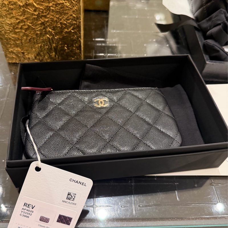 （全新全配 Chanel 經典菱格紋 一字拉零錢包 ( 黑金)2025年-0