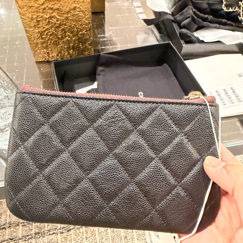 （全新全配 Chanel 經典菱格紋 一字拉零錢包 ( 黑金)2025年-1