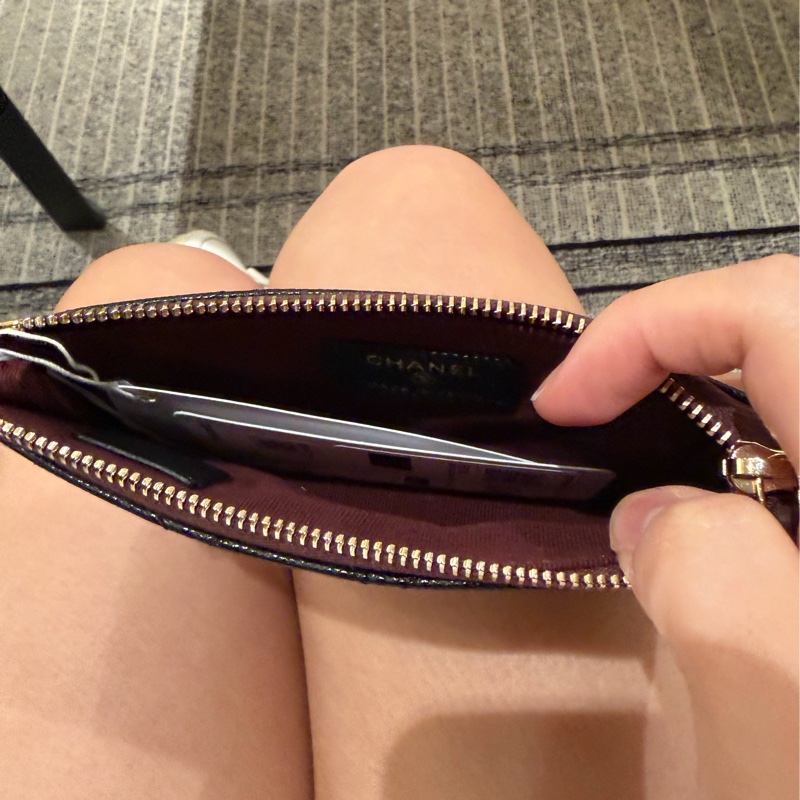 （全新全配 Chanel 經典菱格紋 一字拉零錢包 ( 黑金)2025年-2