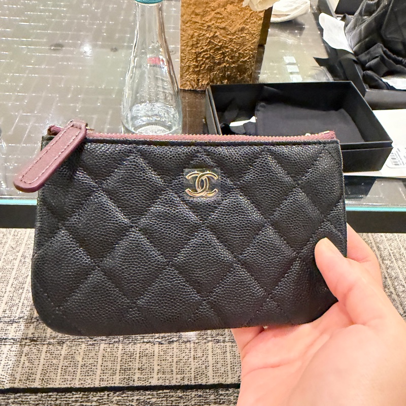 （全新全配 Chanel 經典菱格紋 一字拉零錢包 ( 黑金)2025年-3