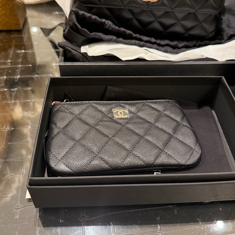 （全新全配 Chanel 經典菱格紋 一字拉零錢包 ( 黑金)2025年-4