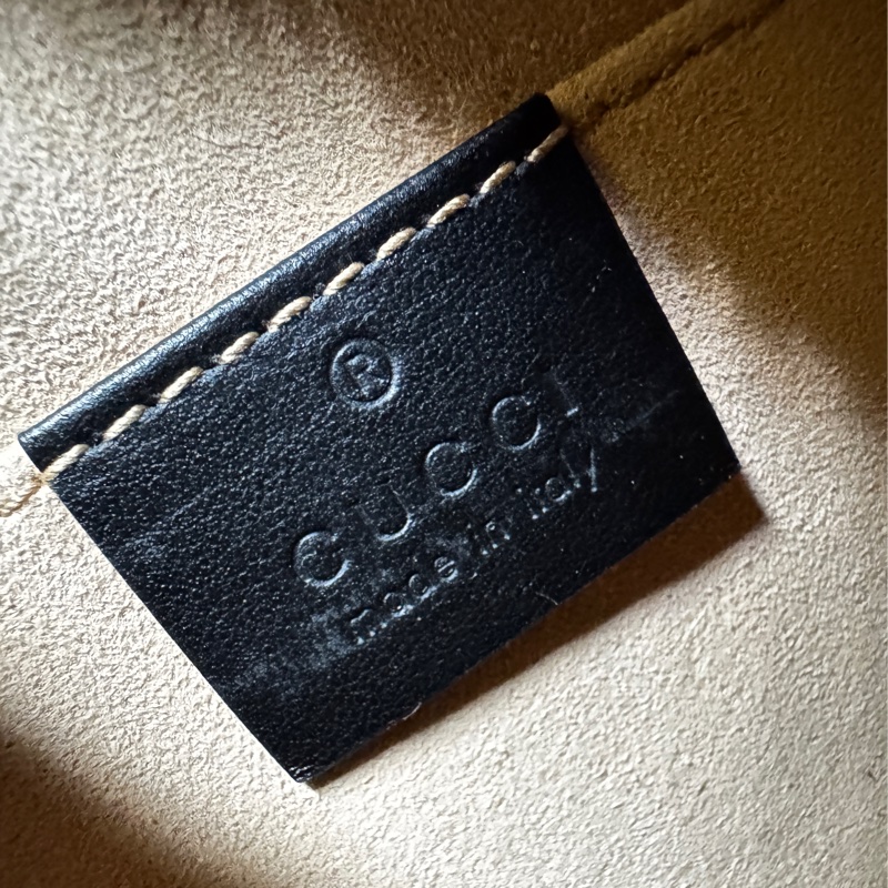 GUCCI Marmont雙G復古金屬LOGOMini Chain 牛皮W 字紋拉鍊斜背包（黑/迷你）-9