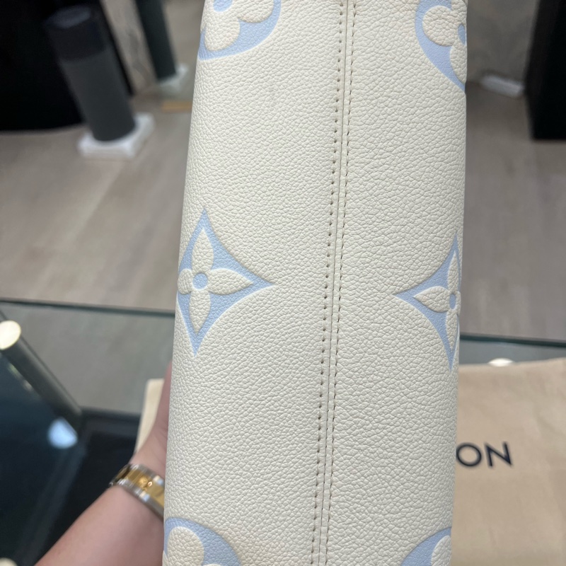 LV OnTheGoPm金釦手提斜背包奶油白拼寶寶藍牛皮-4