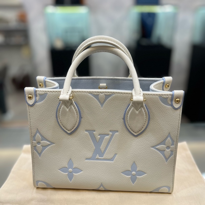 LV OnTheGoPm金釦手提斜背包奶油白拼寶寶藍牛皮-6
