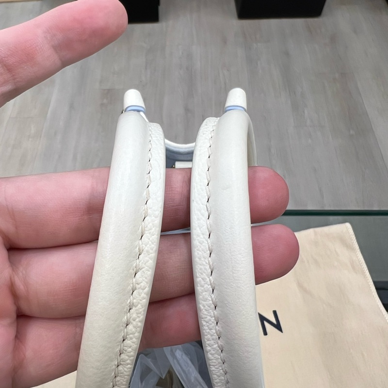 LV OnTheGoPm金釦手提斜背包奶油白拼寶寶藍牛皮-7