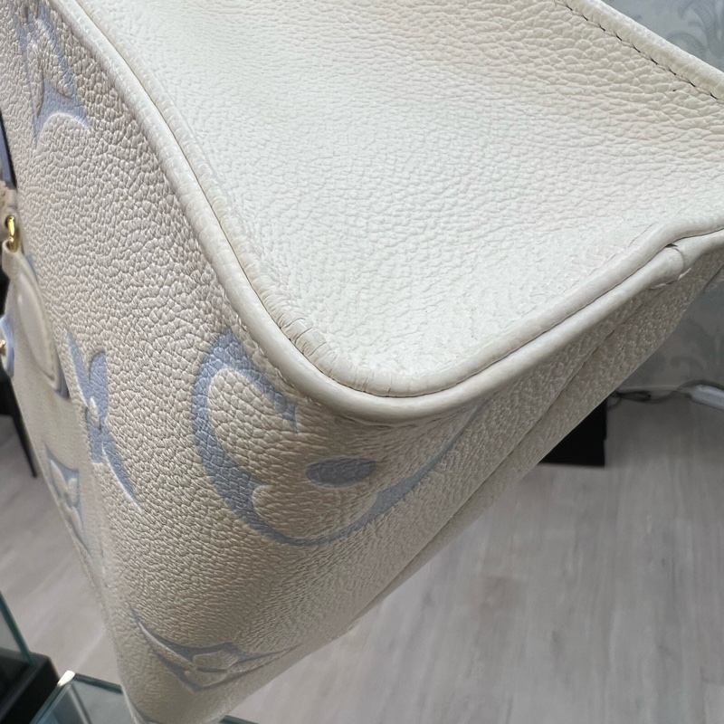 LV OnTheGoPm金釦手提斜背包奶油白拼寶寶藍牛皮-8